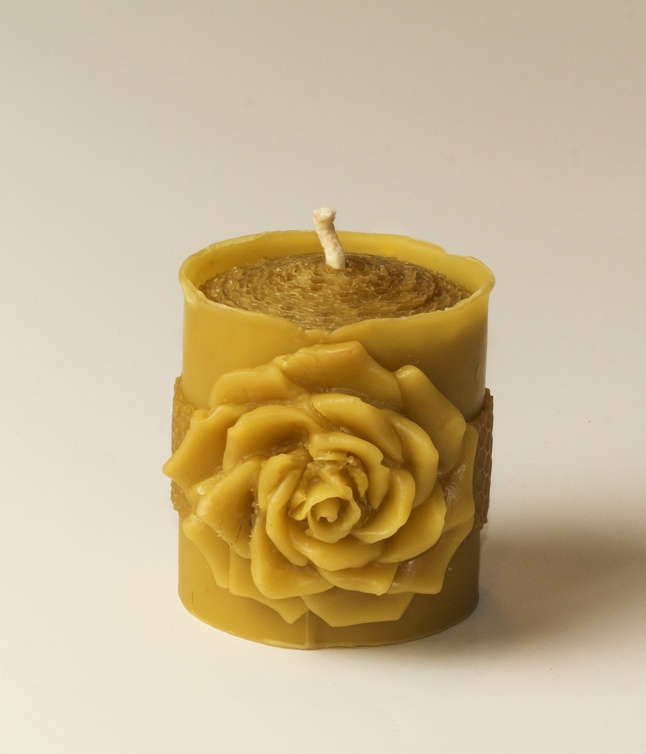 Viaszterm&eacute;kek &eacute;s gyerty&aacute;k - 104-1 (gyertya r&oacute;zs&aacute;val)