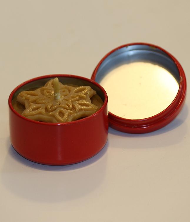 Viaszterm&eacute;kek &eacute;s gyerty&aacute;k - 129-1 (illatos pehely alak&uacute; piros sz&iacute;nű f&eacute;mdobozos m&eacute;cses 100%-ban term&eacute;szetes ill&oacute;olajokkal)