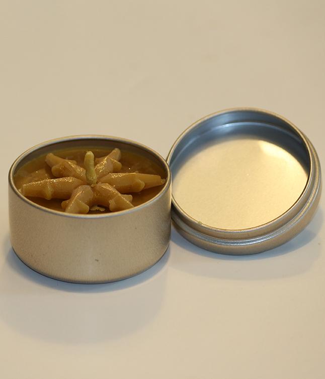 Viaszterm&eacute;kek &eacute;s gyerty&aacute;k - 130-1 (illatos pehely alak&uacute; arany sz&iacute;nű f&eacute;mdobozos m&eacute;cses 100%-ban term&eacute;szetes ill&oacute;olajokkal)