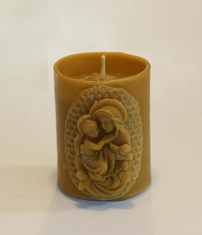 Viaszterm&eacute;kek &eacute;s gyerty&aacute;k - 132-1 (M&aacute;ri&aacute;val &eacute;s J&eacute;zussal d&iacute;sz&iacute;tett t&ouml;mbgyertya)